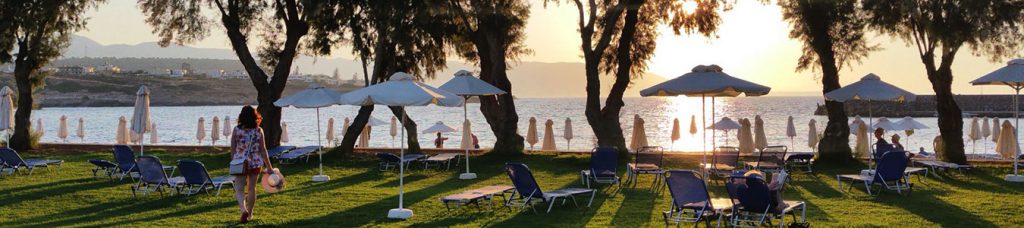 Vue sur la mer avec transats à la plage