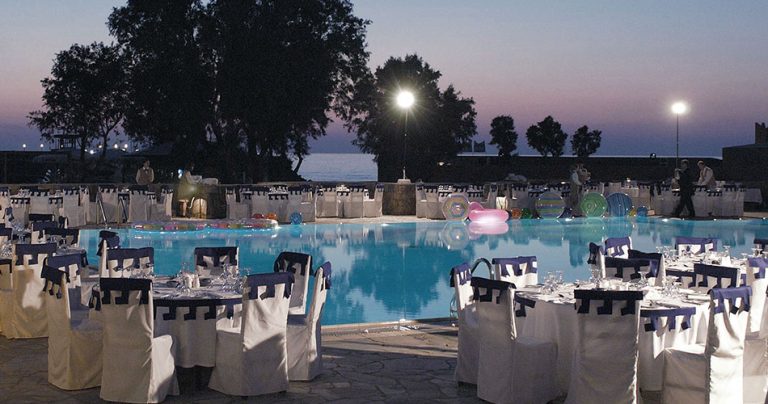 Dining event next the pool with sea view
